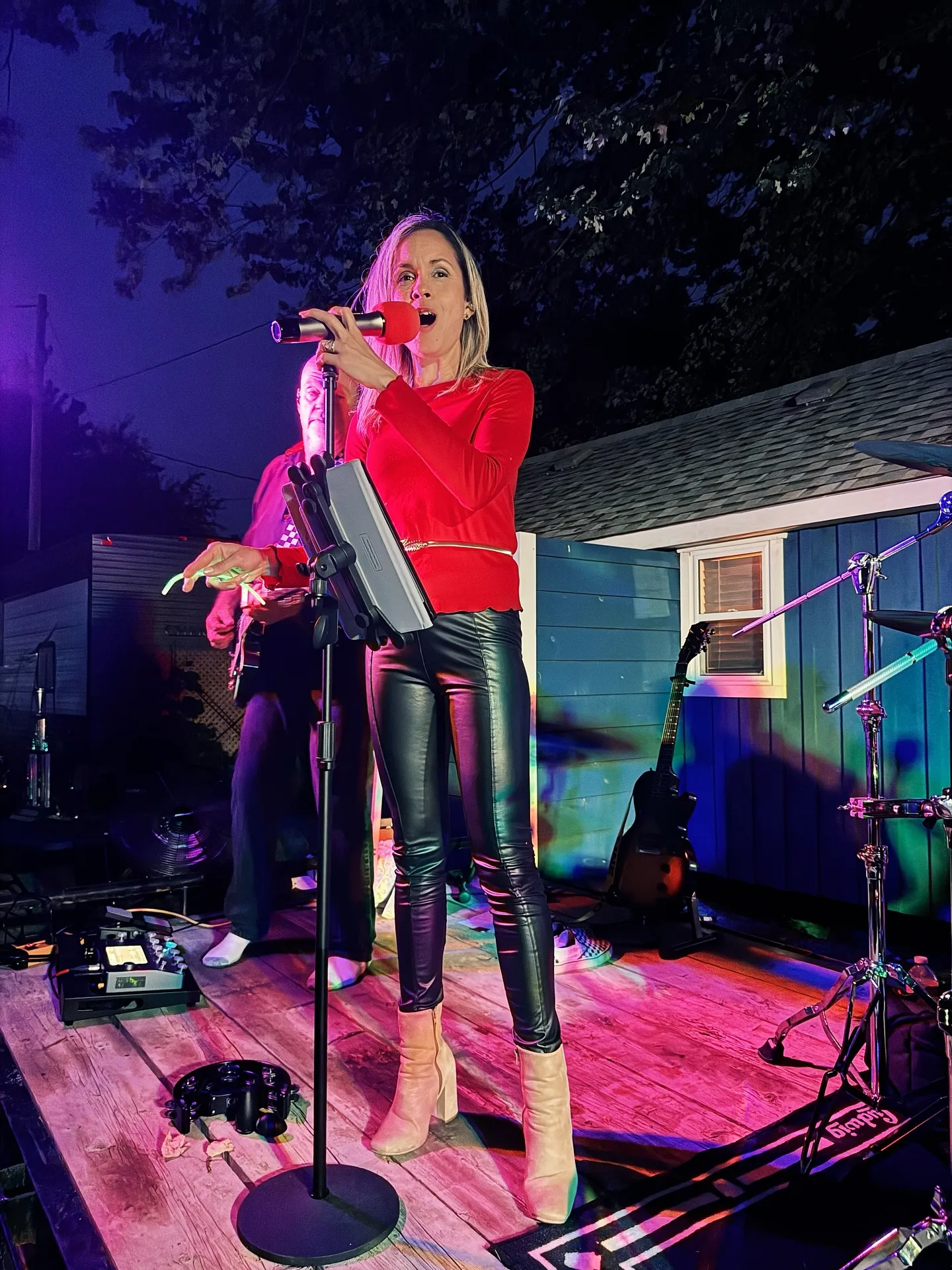 Kiri from River Cats band performing at Rays Cottages Eastern Ontario 2025